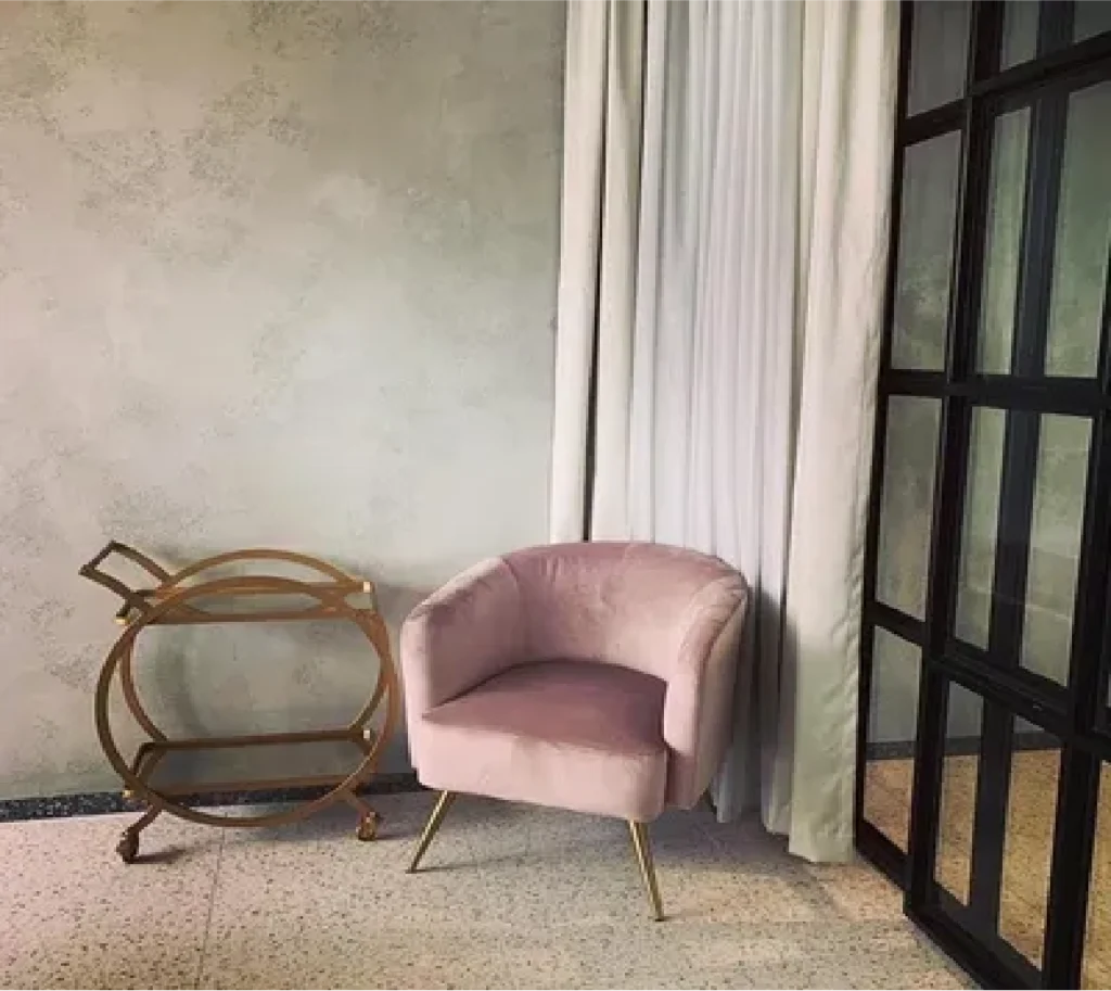 Finitura in Grassello di Calce liscia e traspirante con effetto marmo ad alta lucentezza. Ideale per pareti e soffitti di lusso a Miami. Stucco Veneziano – Grassello di Calce Veneziano.