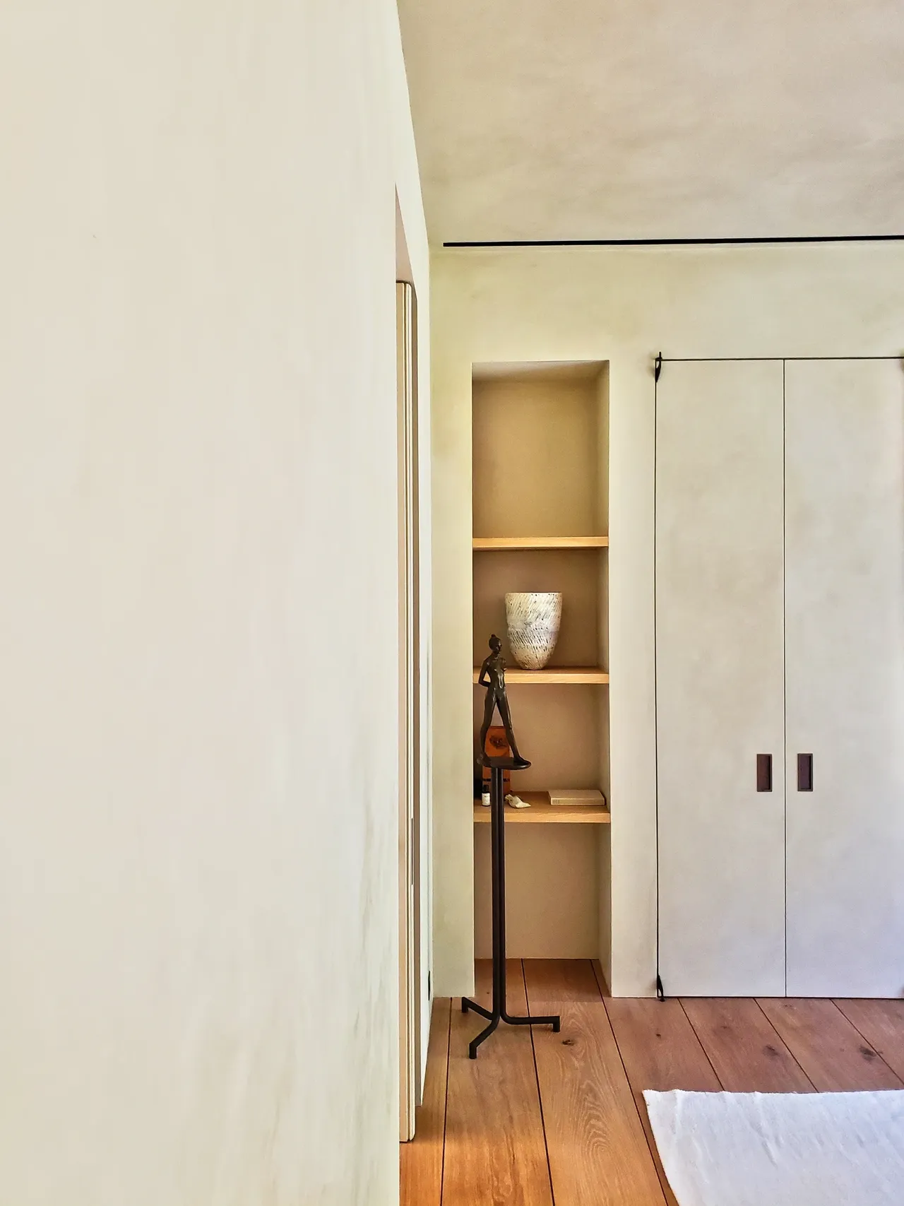 Pareti in Calce che portano l’eleganza mediterranea negli interni di lusso della Florida