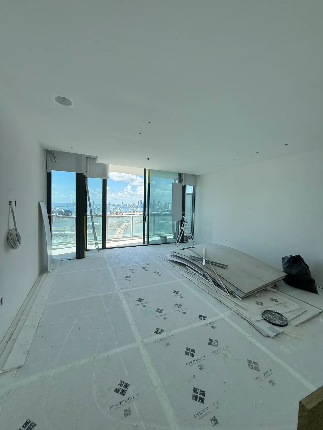 Finitura in gesso Level 5 in un attico moderno di Miami realizzata da Duall Microcement