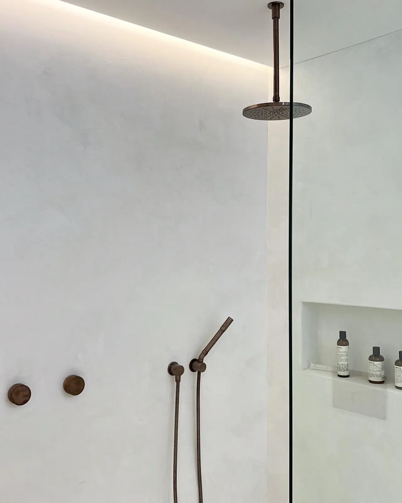 Celebrity-Inspired Microcement Bathrooms: The Trend You Need for Florida Luxury Homes