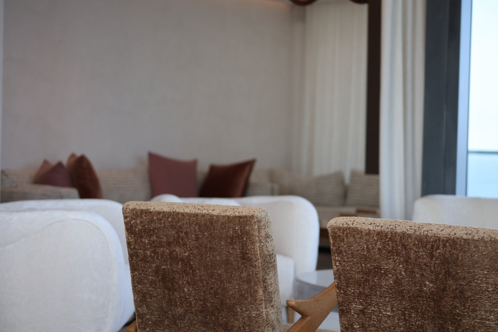 Luxury Miami living room with Venetian plaster wall - Du-All Microcement